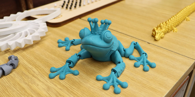 Žaba s pohyblivými končatinami: 3D tlačiareň dokáže tlačiť aj pohyblivé časti, ako pánty, kĺby, ozubené kolesá a podobne.