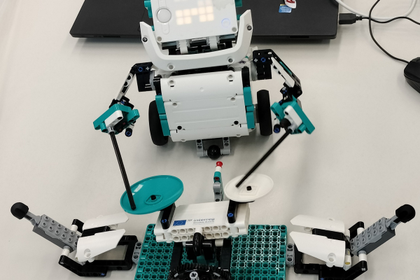 Bubnujúci robot poskladaný a naprogramovaný z Lego Mindstorms