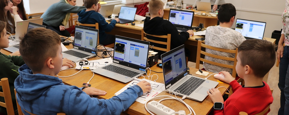 Programovanie micro:bitov vo Verejnej knižnici Mikuláša Kováča v Banskej Bystrici