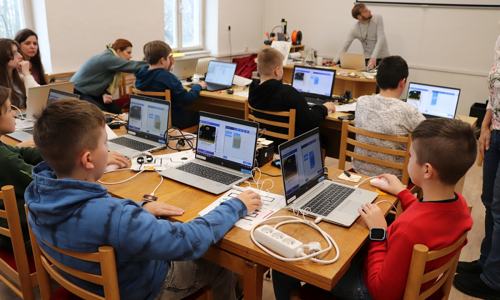 Programovanie micro:bitov vo Verejnej knižnici Mikuláša Kováča v Banskej Bystrici