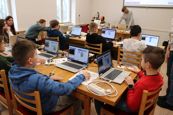 Programovanie micro:bitov vo Verejnej knižnici Mikuláša Kováča v Banskej Bystrici